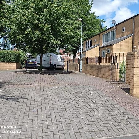Luxury New House With Free Parking Apartment Birmingham Exterior photo